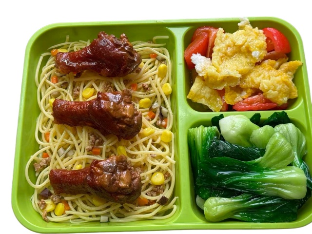 学生餐便当模型 鸡中翅炒面食物模型